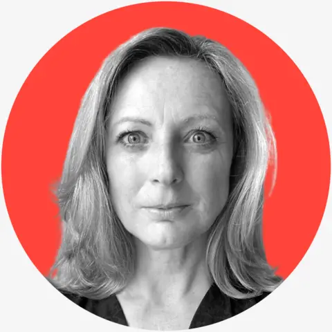 صورة ملف تعريف لورا بيكر