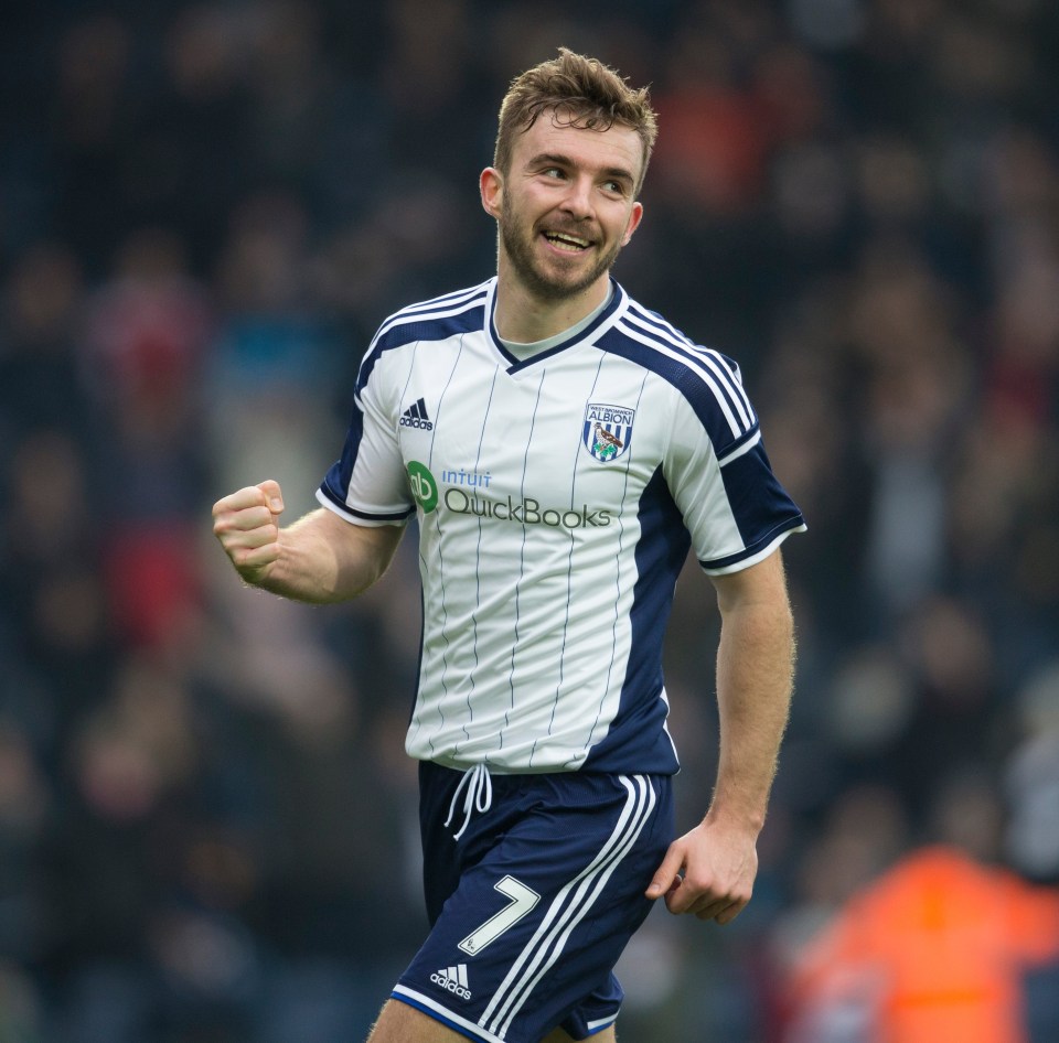 جيمس موريسون من ويست برومويتش ألبيون يحتفل بهدف.