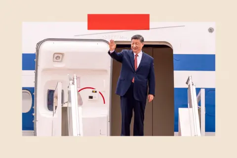 جيتي صور الرئيس الصين شي جين بينغ يلوح عند مغادرته في مطار بنوم بنه الدولي
