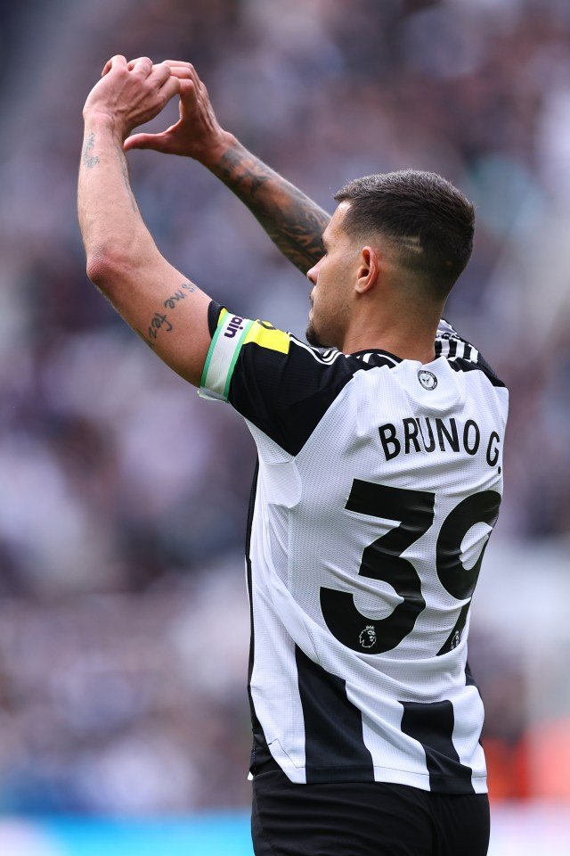 يحتفل Bruno Guimarães من نيوكاسل يونايتد بالهدف.