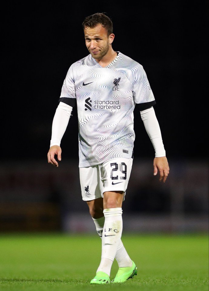 آرثر ميلو من ليفربول في مباراة كرة قدم.