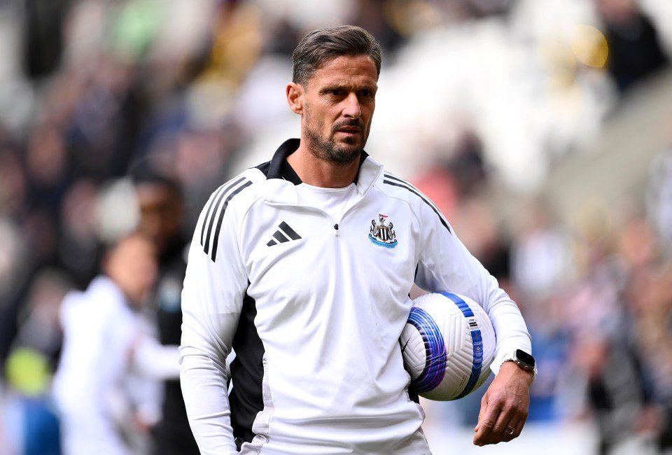 جيسون تيندال ، مساعد مدير نيوكاسل يونايتد ، يحمل كرة كرة قدم.