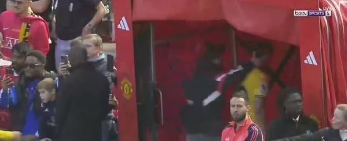 Matheus Cunha و Ruben Amorim يتحدثان في النفق.