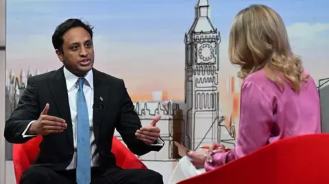 تتحدث رئيس المملكة المتحدة في المملكة المتحدة في المملكة المتحدة ، وميا يوسف ، إلى لورا كوينزبيرج في مجموعة من عرضها