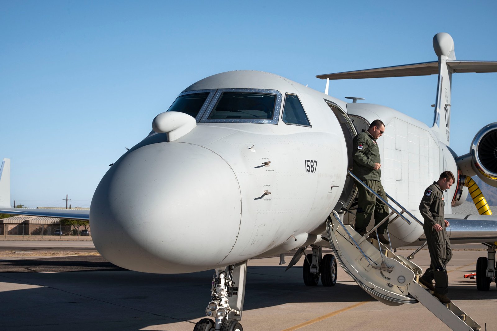 يحمل الطيارون أول طلعة تدريب لطائرة هجوم إلكترونية جديدة