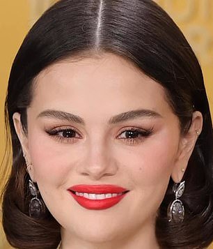 تكشف مقاطع الفيديو المذهلة عن أجمل نساء في هوليوود بدون تعديلات تجميلية ... وفقًا لخبير الجلد ماركة سيلينا غوميز وعلامة العناية بالبشرة النادرة هي كل شيء عن تحطيم معايير غير واقعية من الكمال