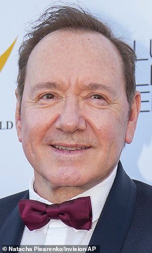 أثار كيفن سبيسي شائعات في الجراحة التجميلية وهو يظهر في مهرجان مهرجان مهرجان 2025 هذا الأسبوع