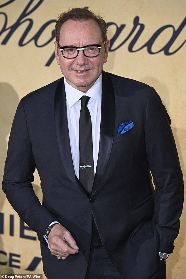 تم تصوير كيفن سبيسي فوق حضور حفل أمفار الحادي والثلاثين خلال مهرجان كان السينمائي 78 في كان ، فرنسا