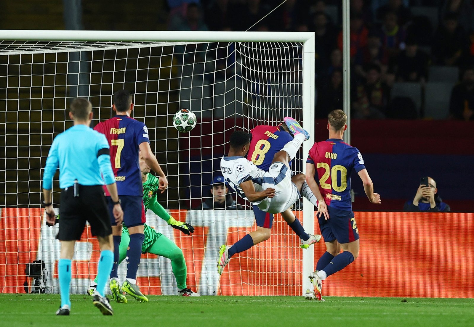 يسجل Denzel Dumfries مرتين لإنتر ميلان حيث يأخذ الزوار مرتين زمام المبادرة