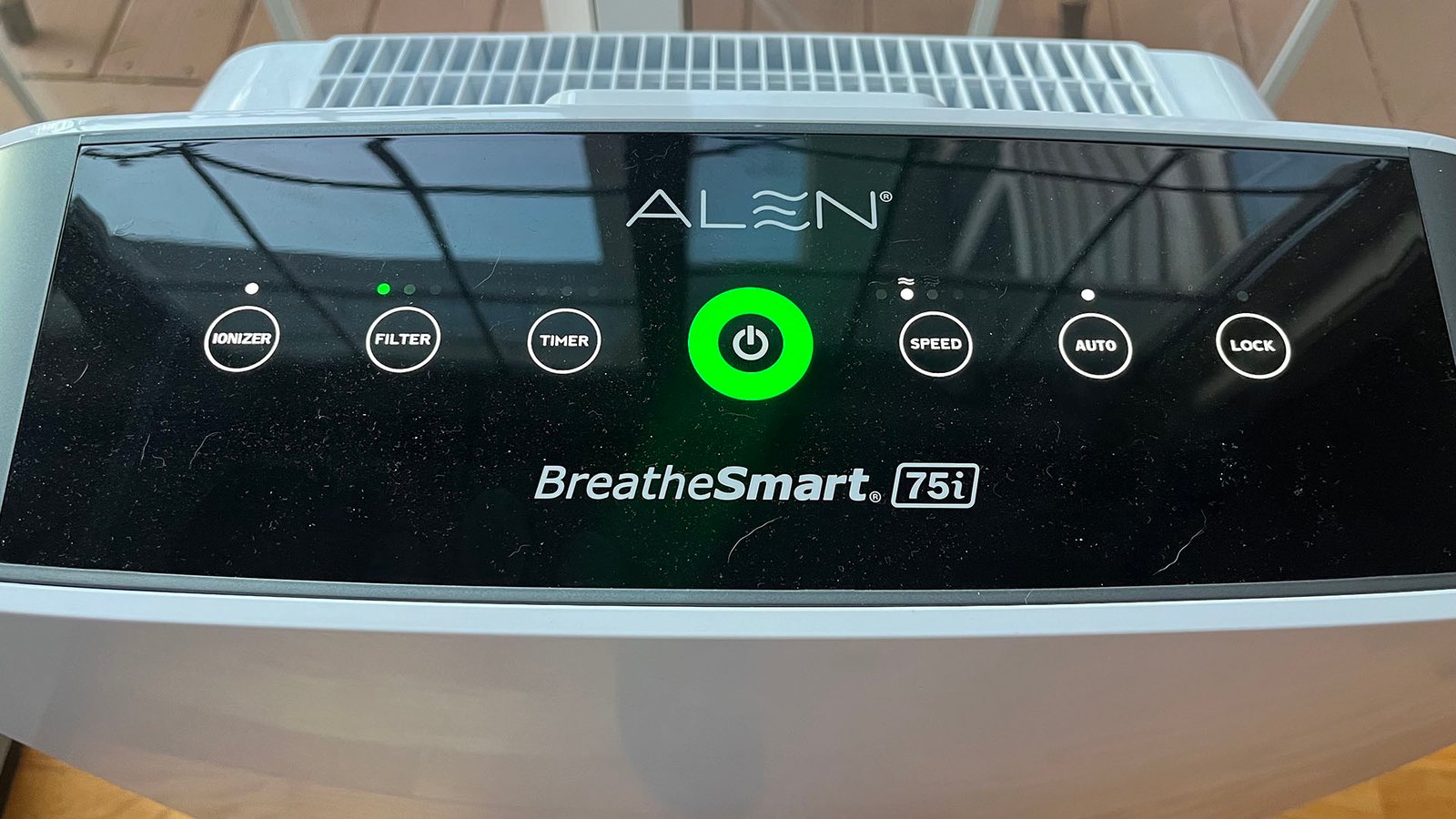 عن قرب من لوحة التحكم في Alen Breatesmart 75i Air Purifier ، مع طوق أخضر يظهر جودة الهواء الجيدة