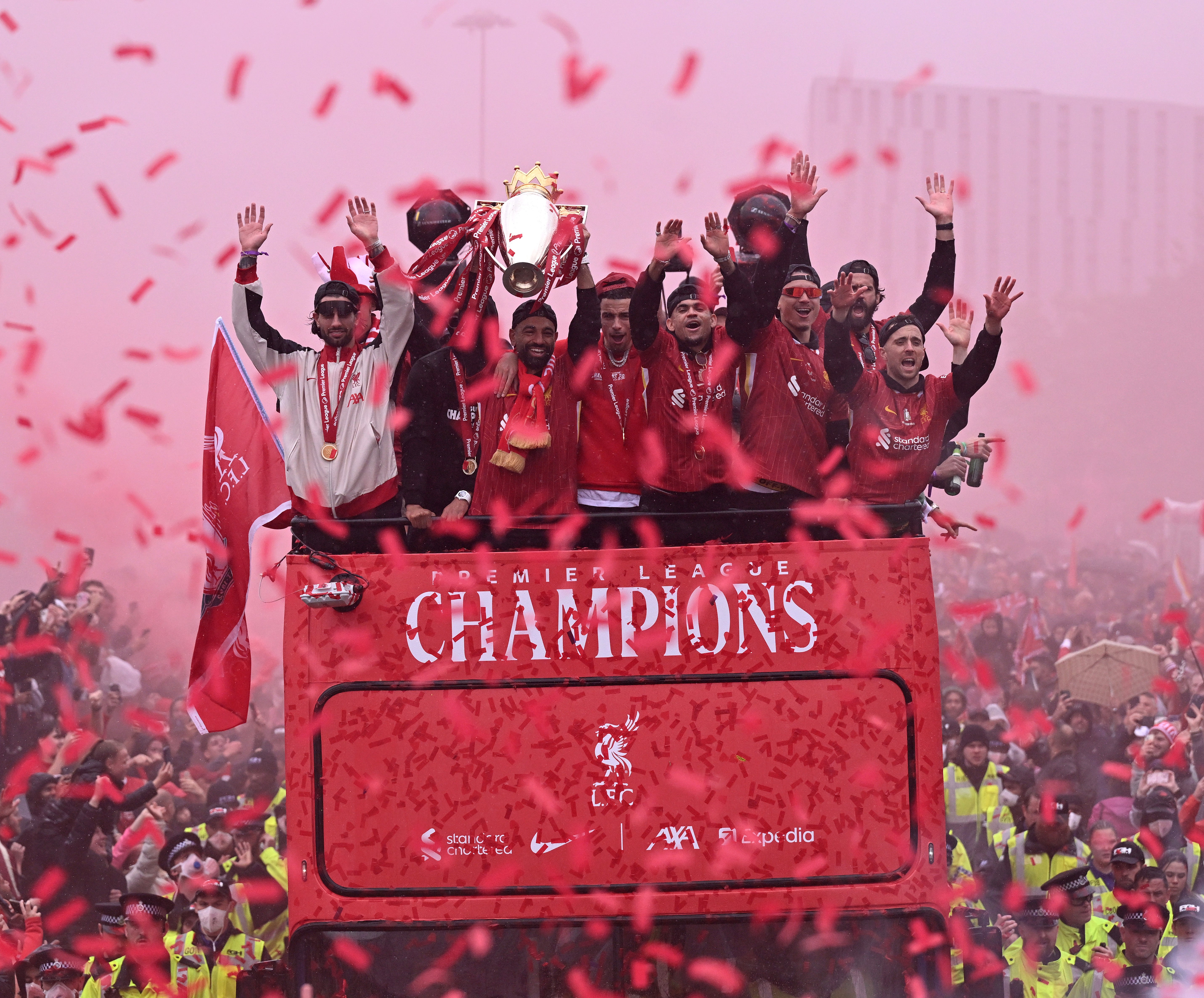 ليفربول يحتفل بنجاح الدوري الإنجليزي الممتاز مع المشجعين في سيتي سنتر باريد