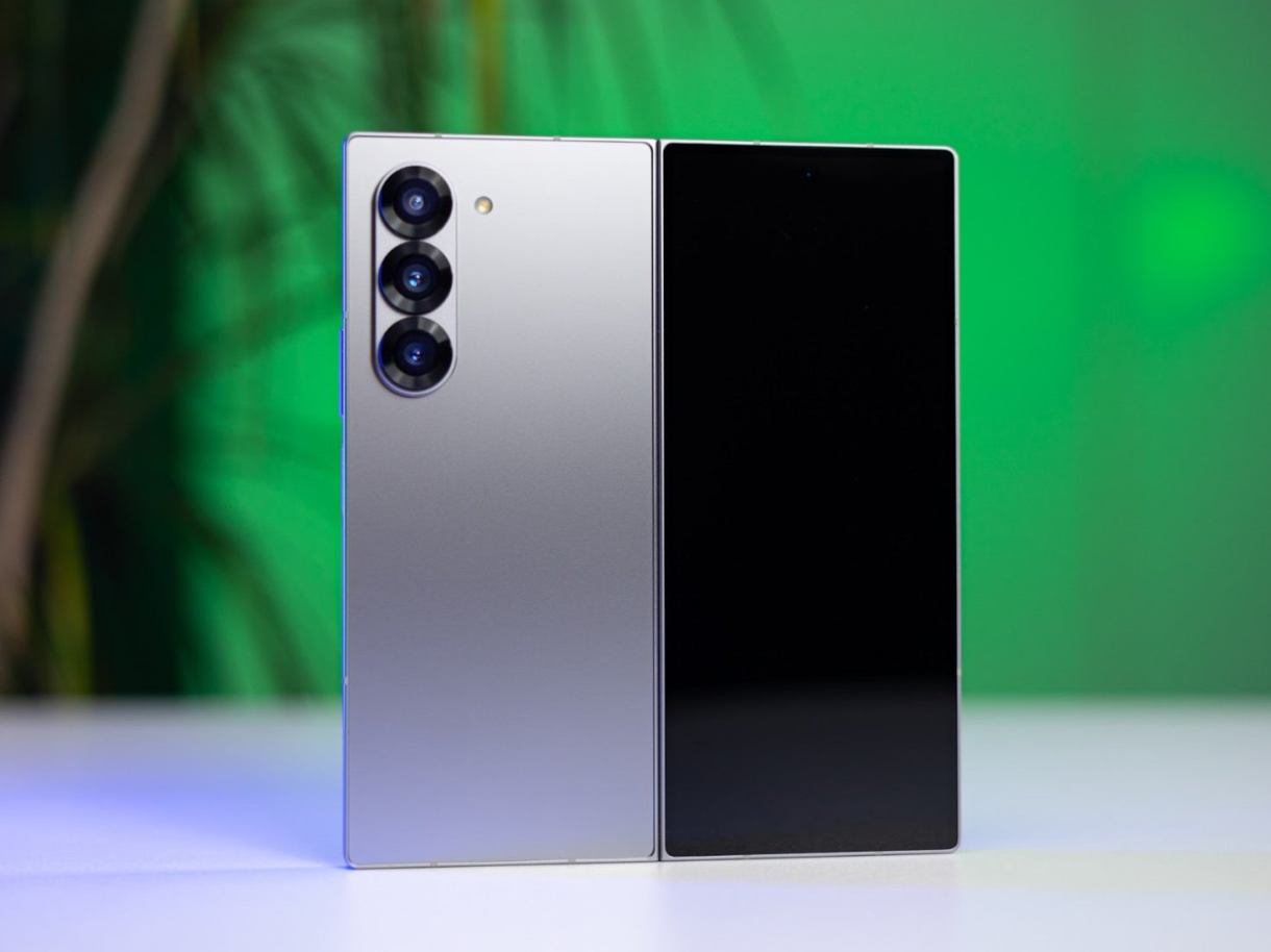 يبدو Galaxy Z lold 7 قديمًا من الخارج ، وهذا جيد من قبلي Samsung Galaxy Z Fold 6. | صورة الائتمان - Phonearena - Galaxy Z Fold 7 تبدو قديمة من الخارج ، وهذا جيد من قبلي
