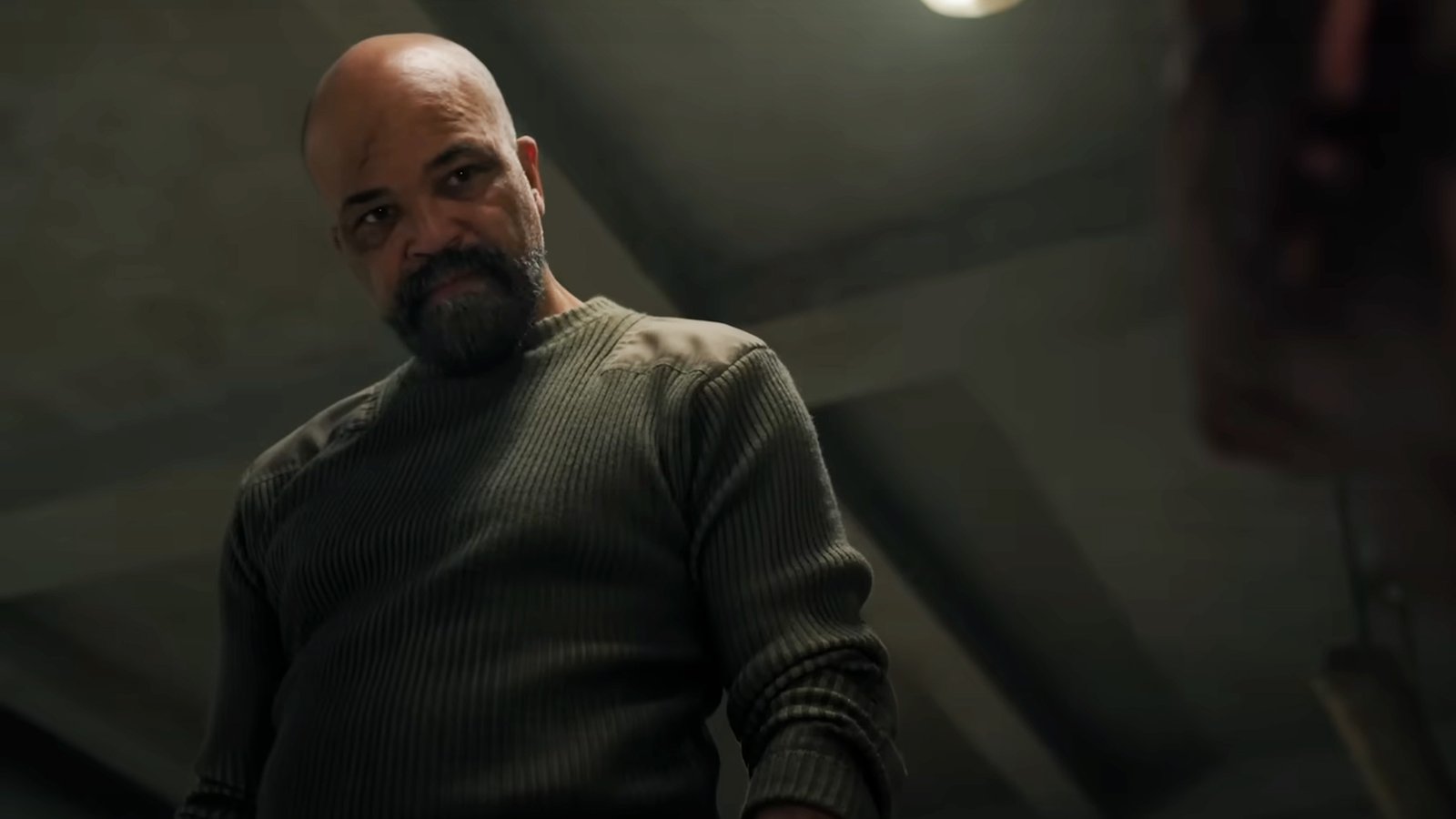 إسحاق ينظر لأسفل إلى سجين في آخر موسم من الولايات المتحدة 2