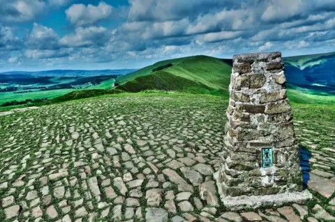 Getty Images Trig Point في الجزء العلوي من Mam Tor في Derbyshire