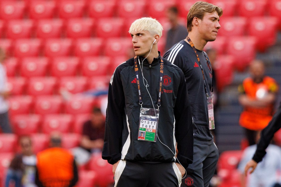 أليخاندرو غارناشو من مانشستر يونايتد يمشي في جلسة تدريبية.