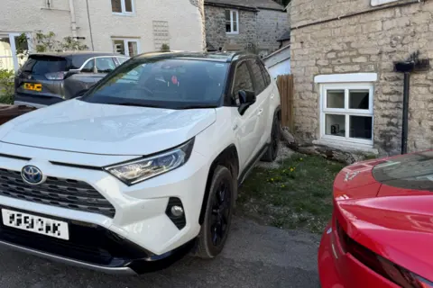 أندرو ديني سيارة متوقفة خارج منزل في كاسلتون