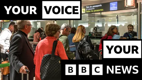 فحص الأمن الجمركي Alamy في مطار برشلونة ، إسبانيا