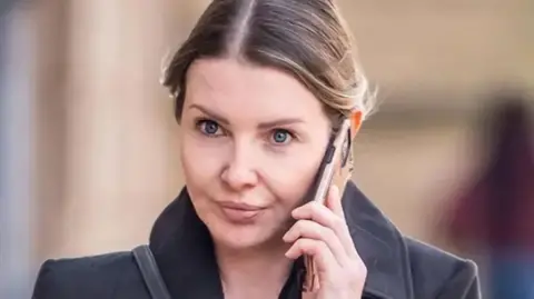 PA Media Kerri Pegg ، مع شعر أشقر ومعطف MAC أسود ، في الصورة خارج الملعب