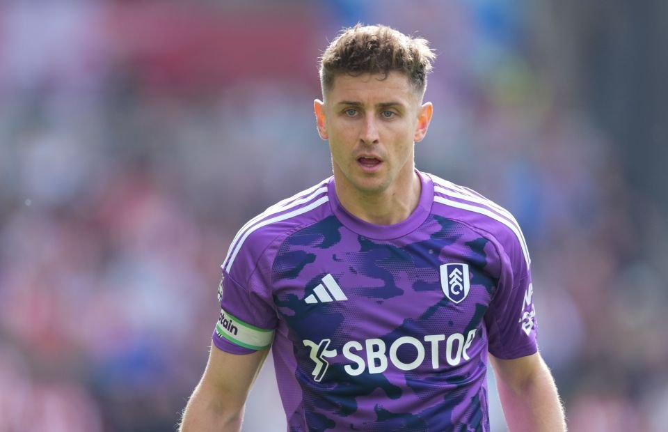 فولهام توم كيرني في جيرسي الأرجواني.