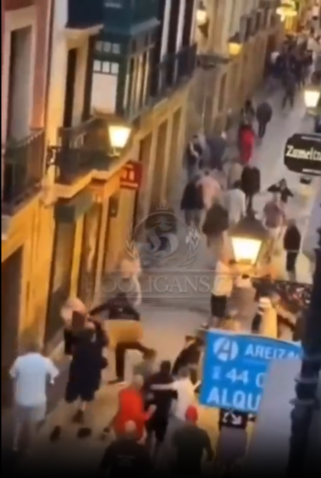 لحظة مروعة اللكمات التي تم إلقاؤها مع اندلاع شجار بين مشجعي Man Utd & Spurs في إسبانيا قبل نهائي دوري أوروبا مشجعو مانشستر يونايتد يحتفلون في بلباو قبل نهائي دوري أوروبا UEFA.