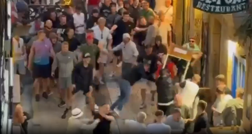 لحظة مروعة اللكمات التي تم إلقاؤها مع اندلاع شجار بين مشجعي Man Utd & Spurs في إسبانيا قبل نهائي دوري أوروبا مشجعو كرة القدم الإنجليز الذين يشحدون في سان سيباستيان.