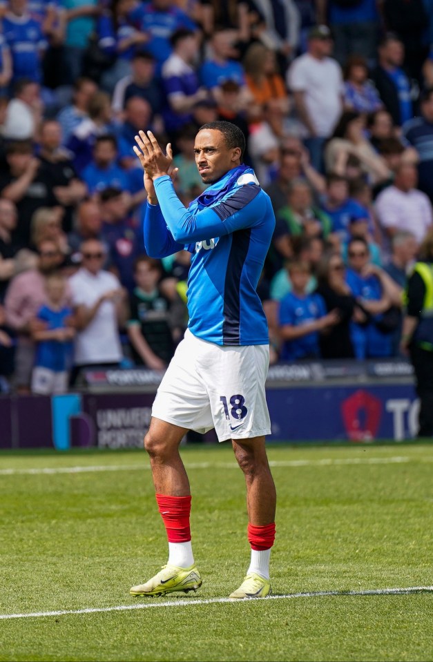 لاعب كرة القدم كوهين برامال يصفق أمام حشد من الناس.