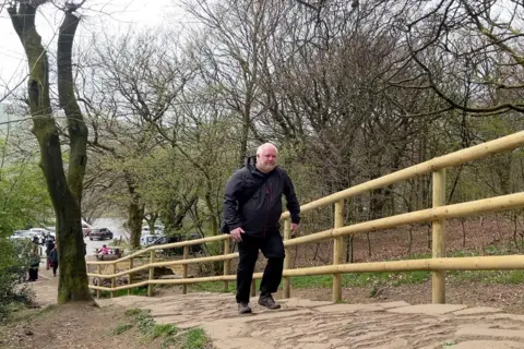 كريج أفضل المشي فوق ممر المشاة المعبدة على بعد مسافة قصيرة من مام نيك للسيارات