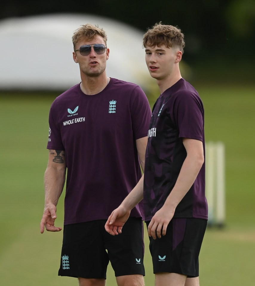 يترك فريدي فلينتوف الابن روكي ، 17 عامًا ، من فريق إنجلترا ليونز لاختبار الهند أندرو فلينتوف وابنه في جلسة تدريب في إنجلترا.