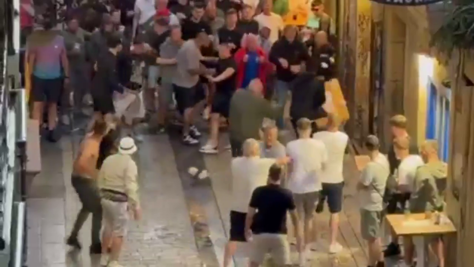 لحظة مروعة اللكمات التي تم إلقاؤها مع اندلاع شجار بين مشجعي Man Utd & Spurs في إسبانيا قبل نهائي دوري أوروبا المشجعين الإنجليز المشاجرة في سان سيباستيان.