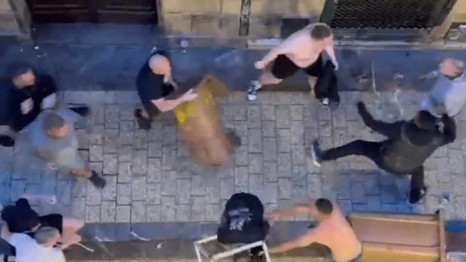 لحظة مروعة اللكمات التي تم إلقاؤها مع اندلاع شجار بين مشجعي Man Utd & Spurs في إسبانيا قبل نهائي دوري أوروبا مشجعو كرة القدم الإنجليز الذين يشحدون في سان سيباستيان.