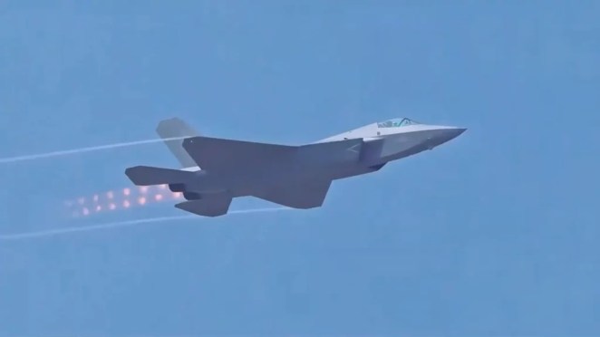 الصين تكشف عن صاروخ PL-15 مطوّر لمقاتلة J-35A، فهل تكون مصر أول عميل خارجي له؟