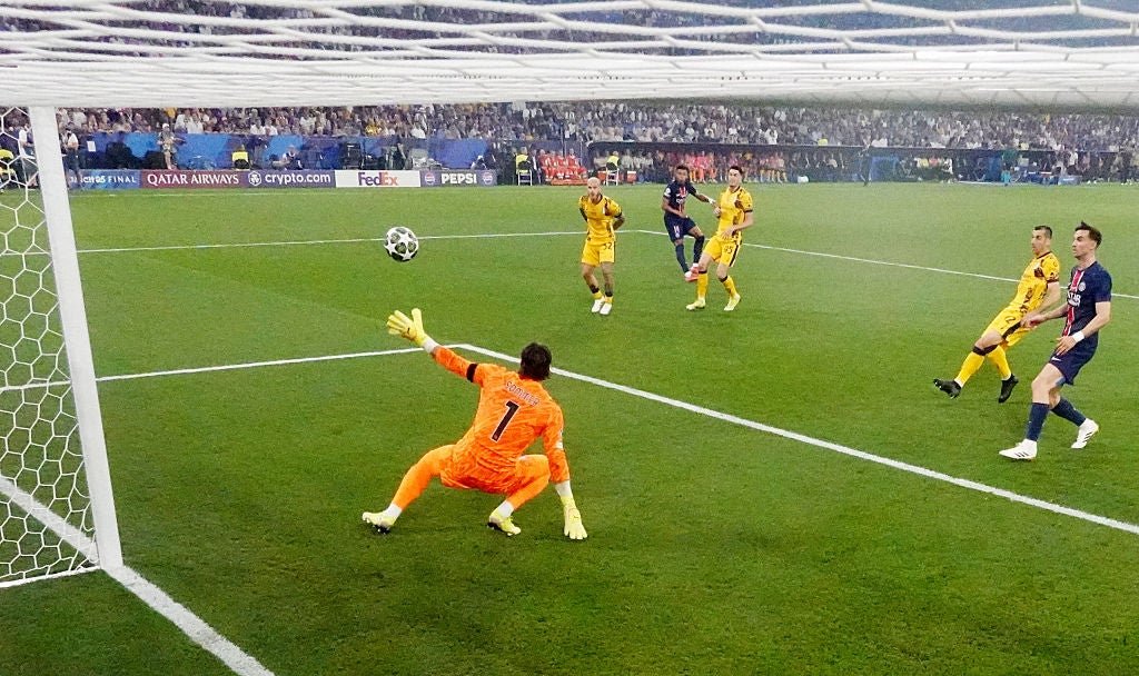 يجب أن تثير لحظة PSG التاريخية أسئلة خطيرة حول مستقبل كرة القدم تسديدة دوي تأخذ لمسة من Federico di Marco حيث تضرب يان سومر ، مضاعفة تقدم PSG