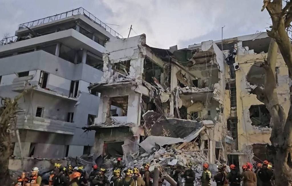 عاجل آثار الدمار الهائل في بني براك في تل أبيب جراء سقوط صواريخ إيرانية.