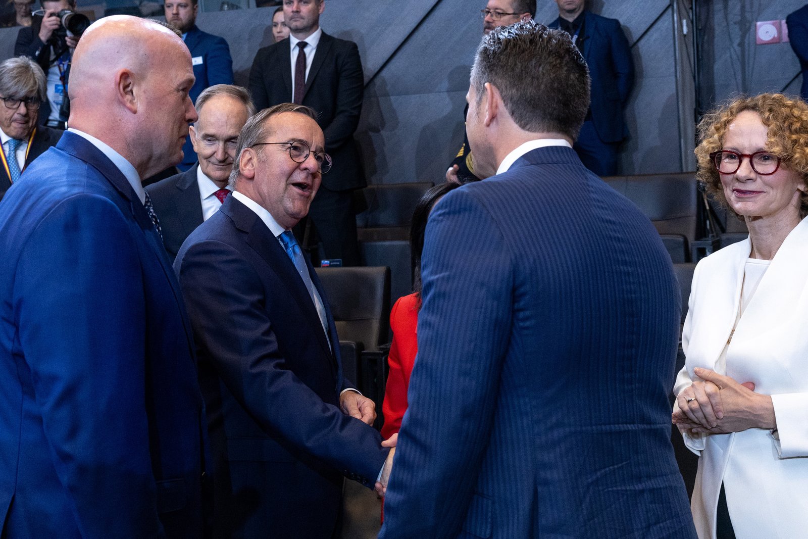 يثير رئيس الدفاع الألماني التغييرات في مجموعة الدفاع العالمية أوكرانيا