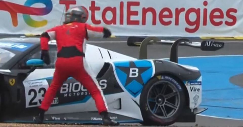 سباق سائق سيارة يحتفل بالقرب من سيارته.