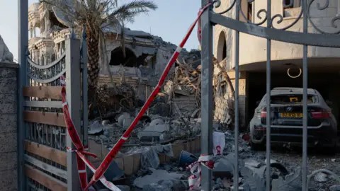 موقع القنبلة في طمرا ، حيث تقع الأنقاض على طول ممر المنزل ، تم إغلاق البوابات بواسطة شريط حادث أحمر