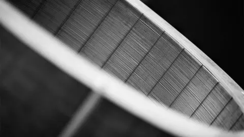 محركات التفاعل Ltd ، يخرج الهيليوم المبرد الذي يتدفق عبر أنابيب ما قبل المبرد.