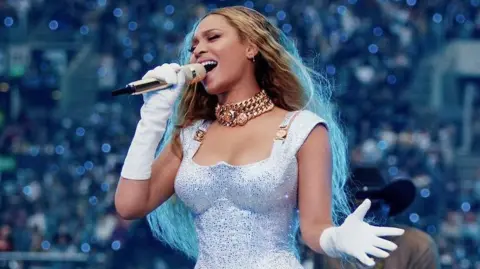 Parkwood Entertainment Beyoncé عن قرب في ملابس بيضاء بالكامل