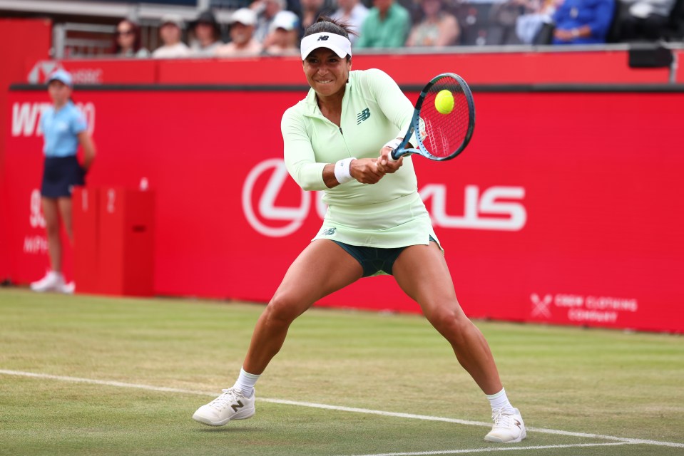 هيذر واتسون تلعب التنس.