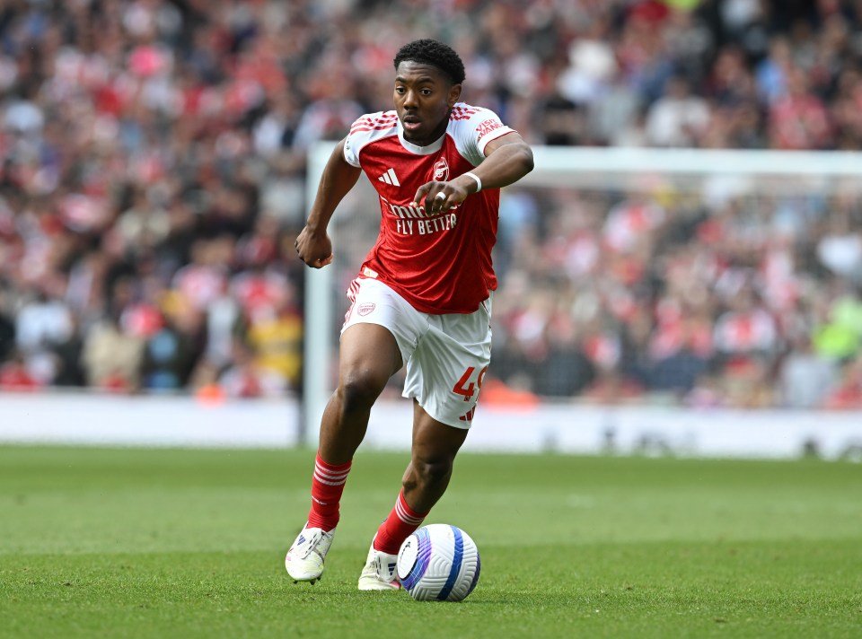 مايلز لويس-سكيلي من آرسنال يتجول في الكرة خلال مباراة الدوري الممتاز.