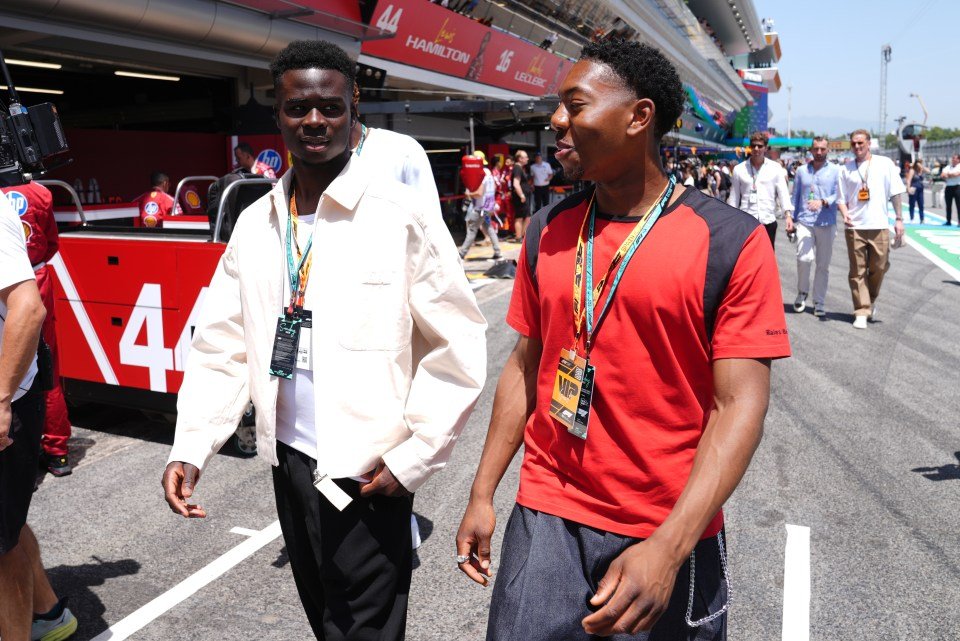 بوكايو ساكا ومايلز لويس-سكيلي في مضمار سباق.