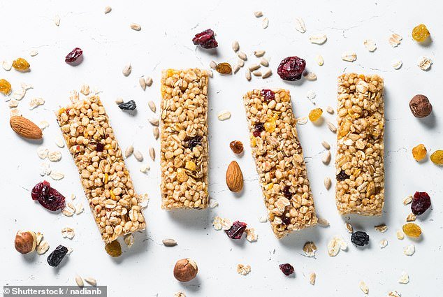 قد تبدو قضبان الحبوب بمثابة وسيلة مريحة لإدارة الجوع أثناء التنقل ، لكن الدكتور سيثي يحذر من أنها مليئة أيضًا بالإضافات وزيوت البذور