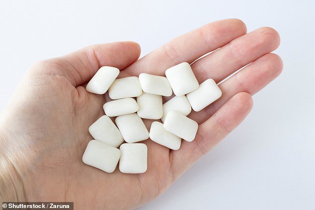 وفقًا للدكتور سيثي ، فإن اللثة الخالية من السكر مليئة بالمحليات الاصطناعية التي يمكن أن تسبب الانتفاخ غير المريح والغاز المفرط والإسهال