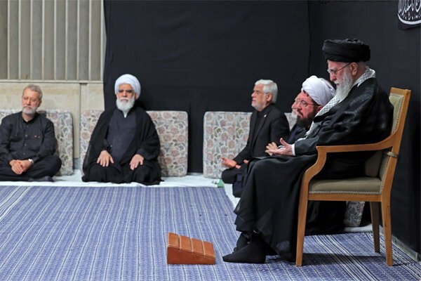 رغم كل التهديدات.. قائد الثورة الاسلامية يشارك في مراسم عزاء ليلة عاشوراء +الفيديو