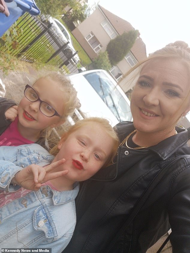 اشترت كيم مور المشروبات المقلدة لكل من بناتها: مارني ، أربعة وأورلا ، ستة