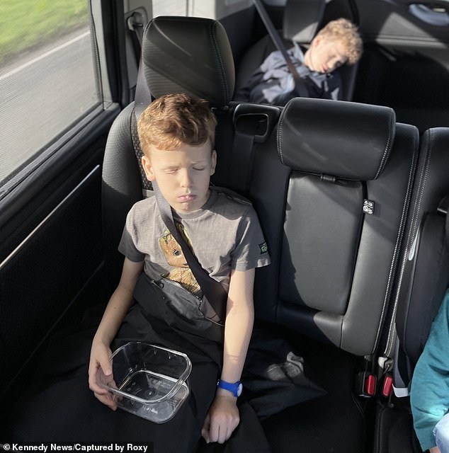 تخشى روكسي واليس من أن تضطر إلى اصطحاب أبنائها أوستن (الخلف) وتيد (الجبهة) إلى المستشفى بعد أن مرضوا فجأة وخلالًا بعد دقائق فقط من تناول المشروبات الشهيرة الشهيرة