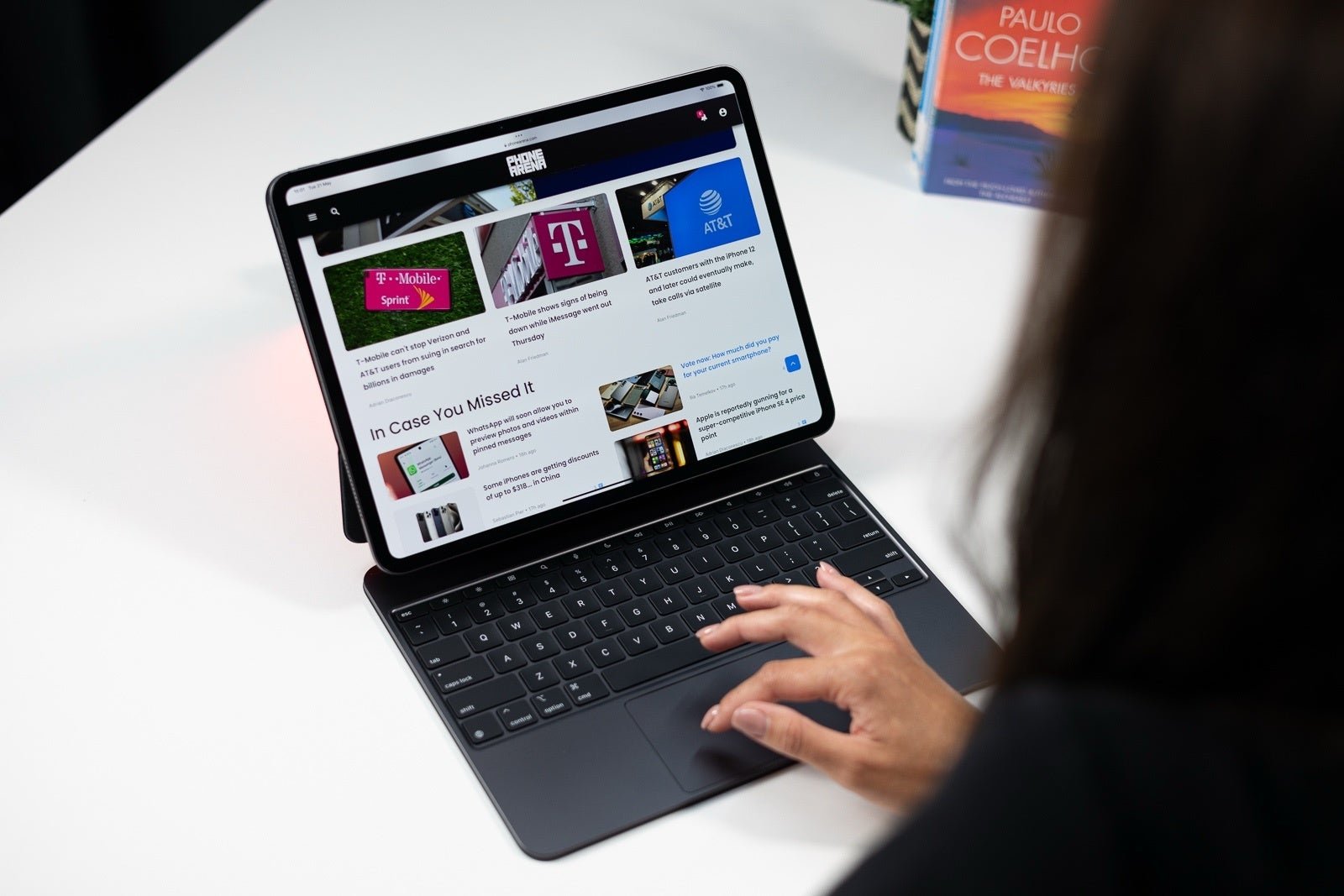 صورة لشخص يستخدم M4 iPad Pro في اتجاه المناظر الطبيعية