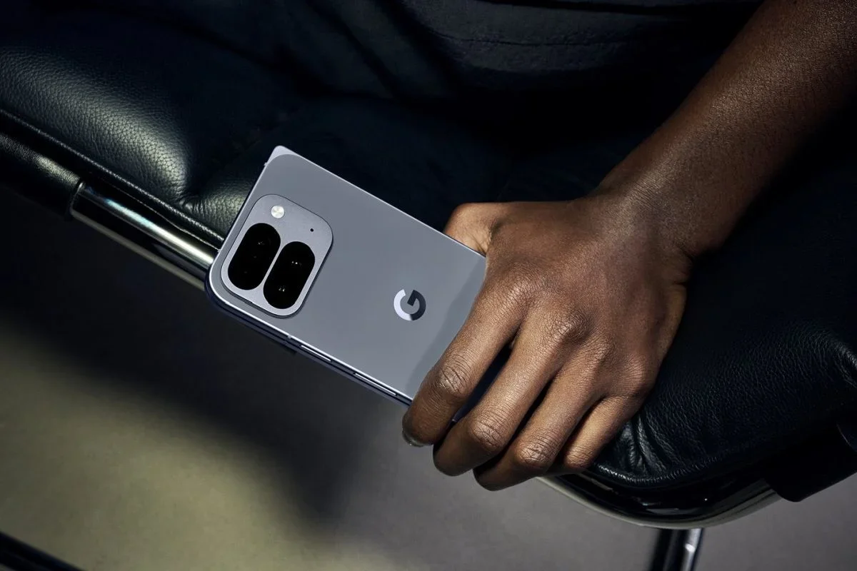 يد رجل يحمل بكسل 10 Pro Fold.