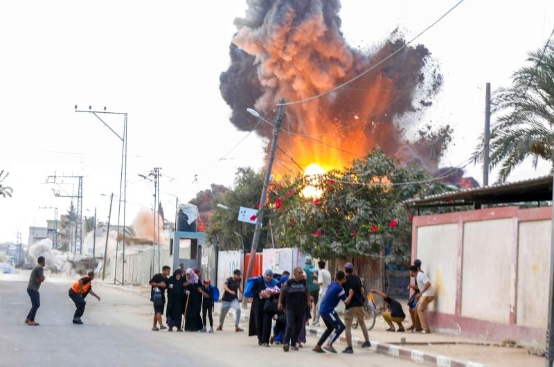بالصور ؛ الجيش الإسرائيلي يدمر مخيماً لإيواء النازحين وسط قطاع غزة | شفقنا العربي