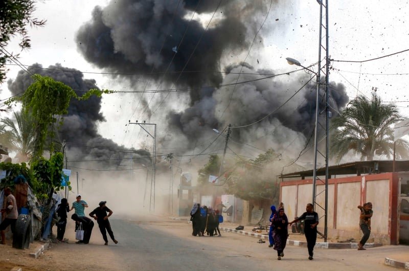 بالصور ؛ الجيش الإسرائيلي يدمر مخيماً لإيواء النازحين وسط قطاع غزة | شفقنا العربي